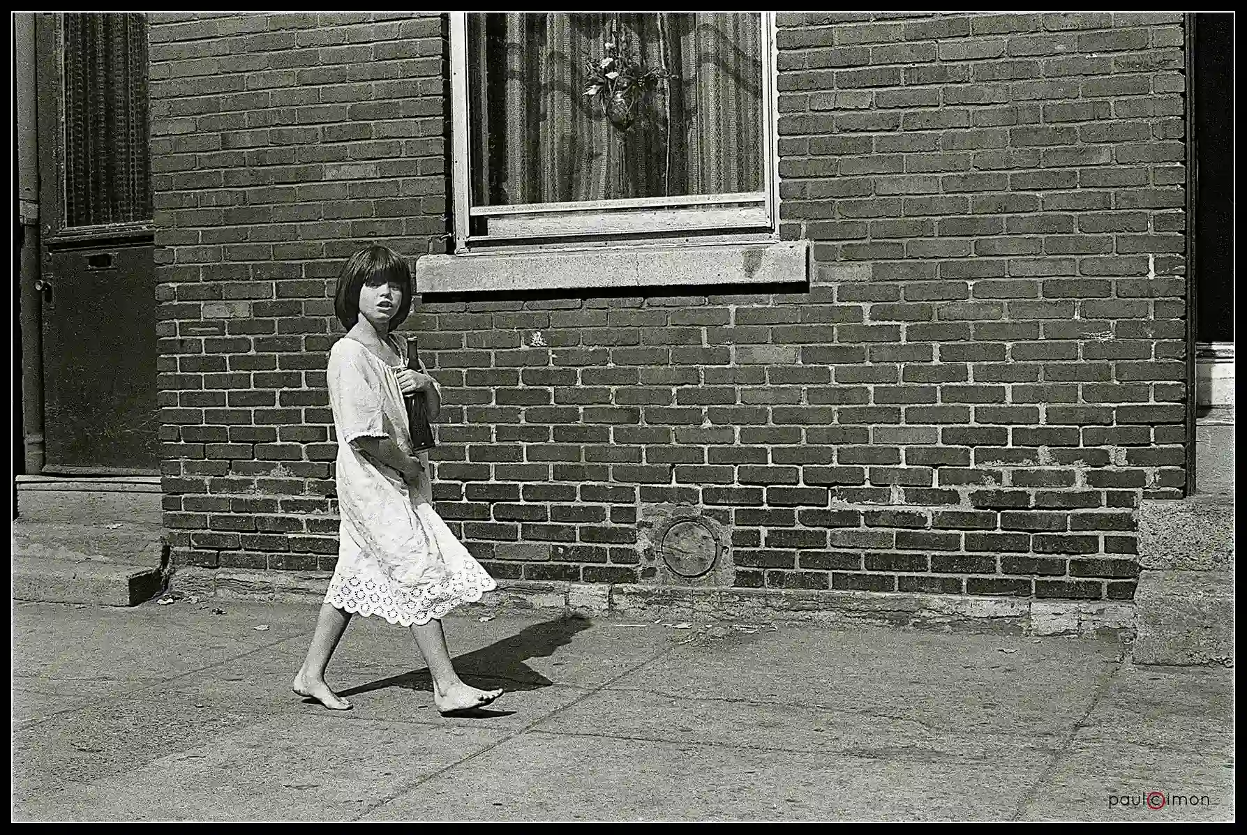 Fillette en jaquette ( trottoir Mtl ) (aout 1978)